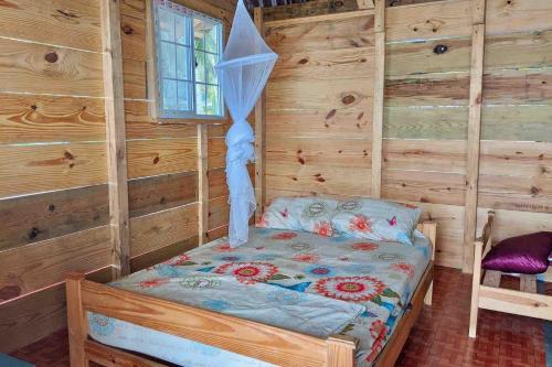 WaisalatupoPrivate Over-Water Cabin on paradise San Blas island的小木屋内一间卧室,配有一张床