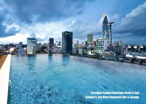 胡志明市西贡天堂精品Spa酒店的城市屋顶上的游泳池