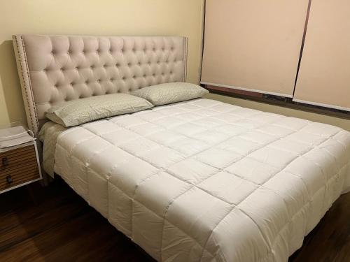 伊基克Cómodo departamento sector sur Iquique的一张大床,位于一个配有大床垫的房间
