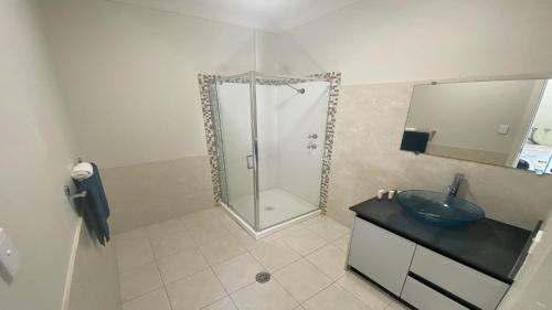 朱里恩湾Unit 58 Seafront Estate的浴室配有盥洗盆和带镜子的淋浴