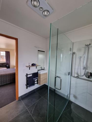 特威泽尔克罗尼尔汽车旅馆的带淋浴和玻璃淋浴间的浴室