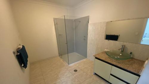 朱里恩湾Unit 36 Seafront Estate的一间带玻璃淋浴和水槽的浴室