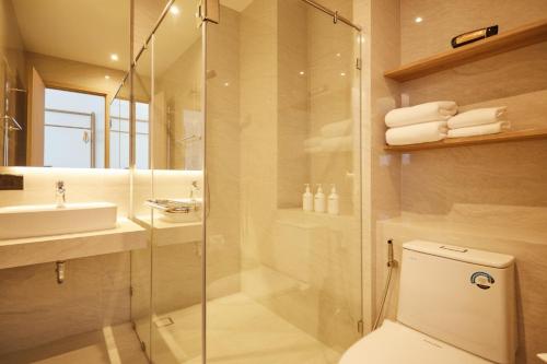 拉差汶里HOTEL WISMA RATCHABURI的带淋浴、卫生间和盥洗盆的浴室