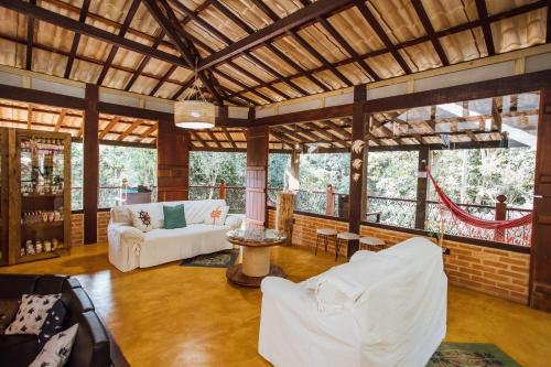 伊利亚贝拉Pousada Canto da Mata Ilhabela的客厅配有白色家具和窗户。
