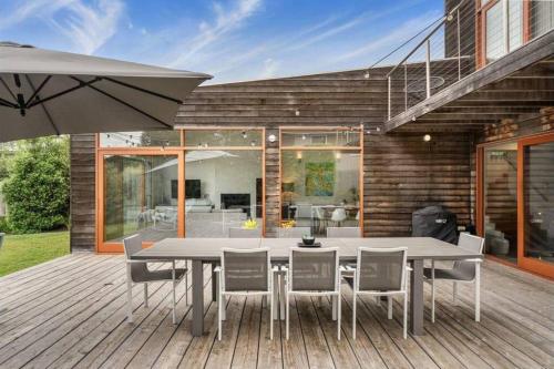 索伦托Sorrento Sea Escape - perfect family beach house with linen.的庭院配有桌椅和遮阳伞。