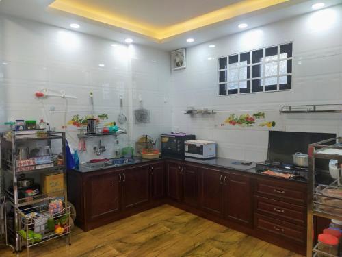 大叻NHÀ GÓC PHỐ Đà Lạt的厨房配有木制橱柜和台面