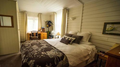 卢拉Rose Pine Cottage at Leura的一间卧室,卧室内配有一张大床