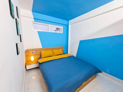 大叻EURO HOUSE的一间蓝色和白色的卧室,内有一张床