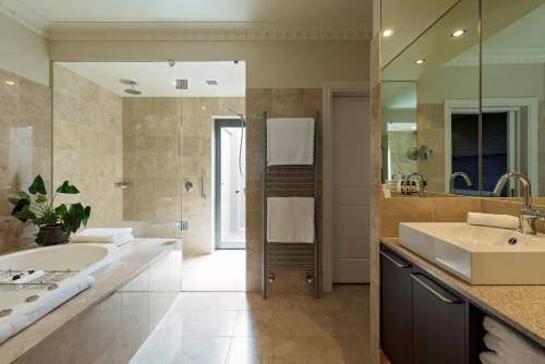 Marananga路易丝酒店的带浴缸、水槽和淋浴的浴室