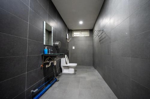 哥打巴鲁Jack Guest House KB 5 Rooms 4 Toilets - Max 20 pax的一间带卫生间和水槽的浴室