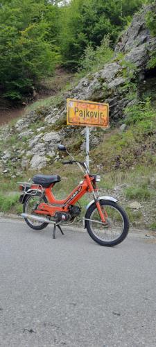 科拉欣Holiday bungalows Pajkovir的停在路边的一辆红色摩托车
