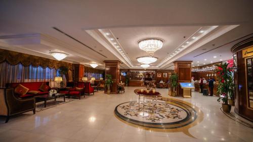 吉达吉达卡萨布兰卡酒店的大堂,配有椅子和桌子