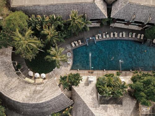 象岛The Dewa Koh Chang的享有棕榈树游泳池的顶部景致
