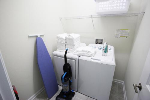 基西米Gorgeous 3Br Condo 10 min Disney, Golf Water Park的小型浴室设有洗衣机和水槽。