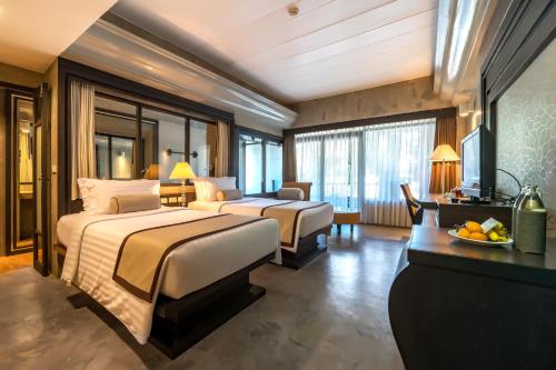 象岛The Dewa Koh Chang的酒店客房配有两张床和一张书桌