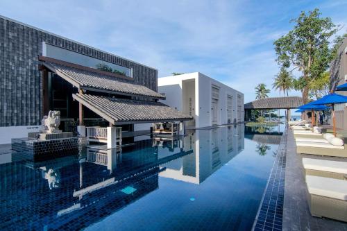 象岛Awa Resort Koh Chang的游泳池与房屋的形象