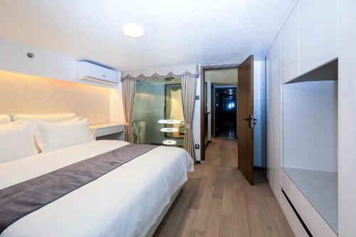 深圳深圳时尚LOFT公寓的卧室配有一张白色大床