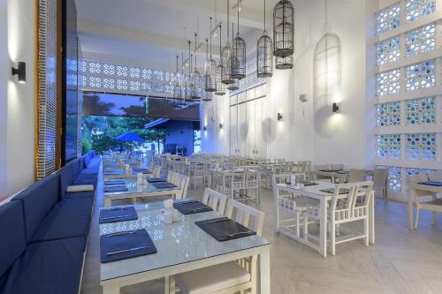象岛Awa Resort Koh Chang的一间设有白色桌子和白色椅子的餐厅