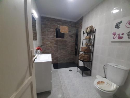 阿里亚CASA LITO的浴室配有白色卫生间和盥洗盆。