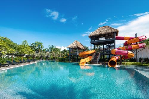 象岛The Splash Koh Chang的度假酒店游泳池的滑水道