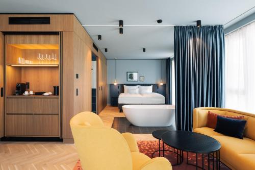艾森斯塔特Hotel Galántha的酒店客房带一张床和浴缸