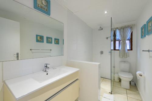 绍斯布鲁姆San Lameer Villa 2204 - 2 Bedroom Classic - 4 pax - San Lameer Rental Agency的白色的浴室设有水槽和卫生间。