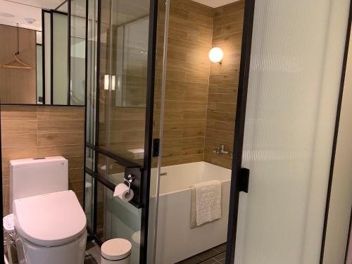 台北德立庄酒店的一间带卫生间和浴缸的浴室