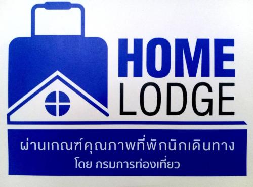 清莱Bann Tawan Hostel Chiang Rai的蓝色小屋标志,带行李箱