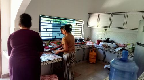 拜蒂克洛Nature View的两名妇女站在厨房准备食物