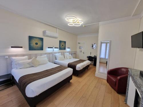 巴黎百货公司海洋酒店的酒店客房,配有两张床和椅子