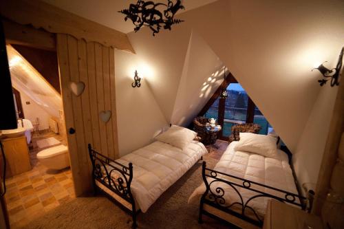 考斯赛力克Bubas的阁楼上的卧室配有两张床