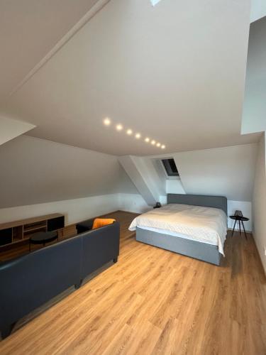 MönchmeierhofT&T Apartments的一间卧室配有一张床,铺有木地板