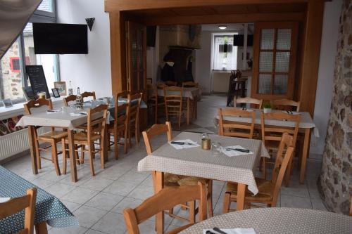 L'Etang-BertrandAuberge de la vallée de la douve的餐厅内带桌椅的用餐室