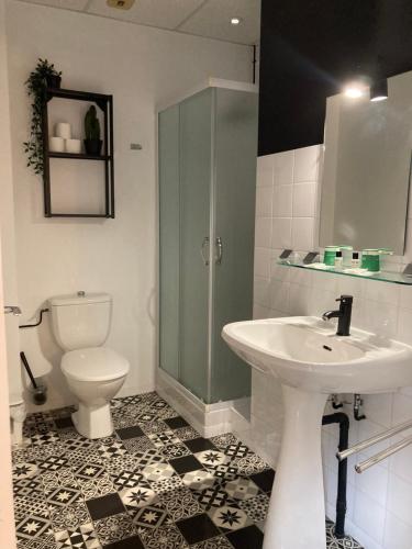AnglefortLE HAYLTON的浴室配有卫生间、盥洗盆和淋浴。