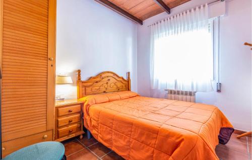 卡萨拉博内拉Amazing Home In Casarabonela With Kitchenette的一间卧室配有一张床、一个梳妆台和一扇窗户。