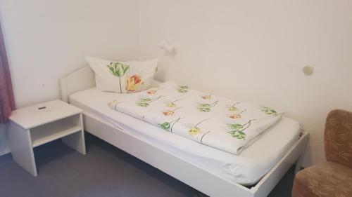BromskirchenLandgasthof Steuber的一张白色的床,上面有两个枕头