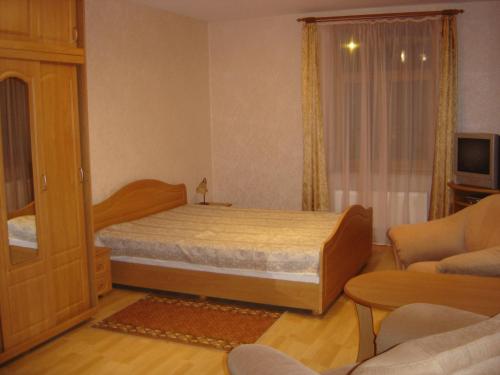 尤尔马拉捷马斯24旅馆的一间卧室设有一张床和一间客厅。