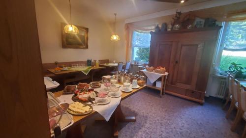 BromskirchenLandgasthof Steuber的用餐室配有餐桌和食物