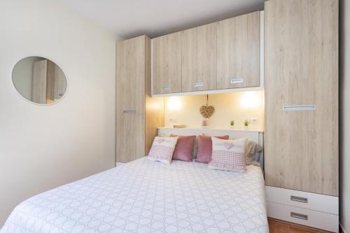 加拉奇科La casa de mi abuela的卧室配有白色床和粉红色枕头