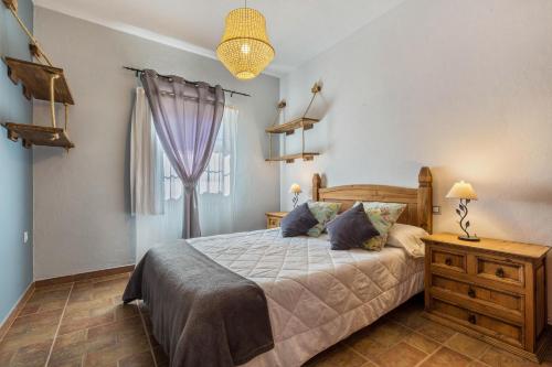 拉帕拉德Casa Guerepe的一间卧室设有一张床和一个窗口