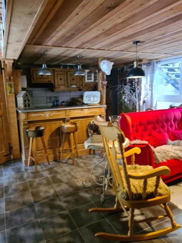 莫雷兹Chez steph et frank的一间带红色沙发的客厅和一间厨房