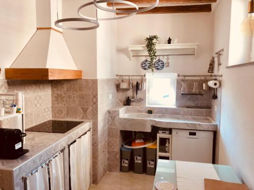 卡莫利Camogli Eden - Luxury apartment的厨房配有水槽和台面
