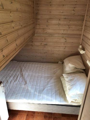 胡丁厄Stockholm Swecamp Flottsbro的木墙客房的一张床位