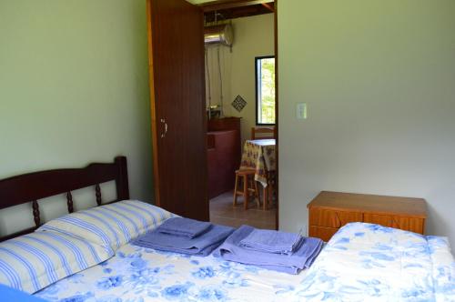 阿尤鲁奥卡查尔斯塞林纳帕帕盖奥山林小屋的卧室内一张铺有蓝色和白色床单的床