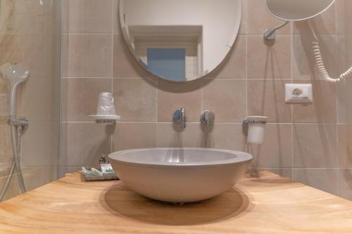 切萨雷奥港Masseria Casina Bellanova的一间带碗水槽和镜子的浴室