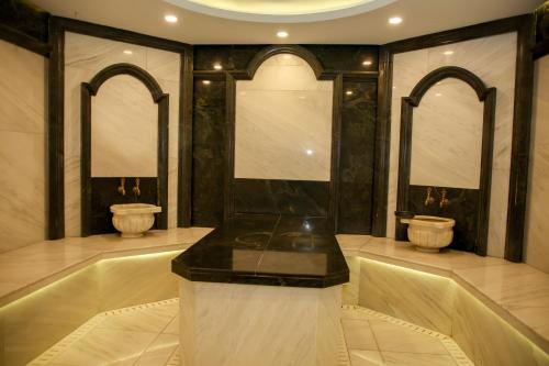 纳布兰VOGUE HOTEL RESORT AND SPA - Nabran的一间有2个小便器的浴室