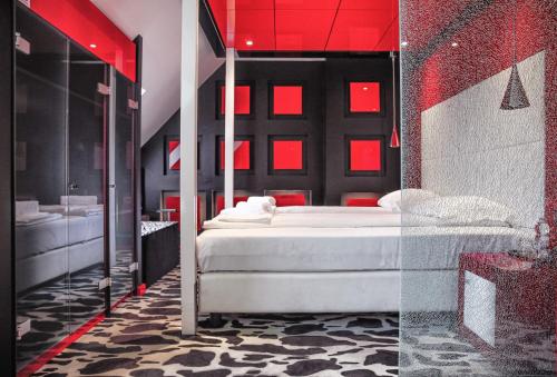 马里博尔Hotel Lent superior的一间设有白色床和红色灯光的卧室