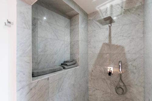 瓦莱塔Valletta Collection - 101 Republic的一间设有白色大理石墙壁和淋浴的浴室