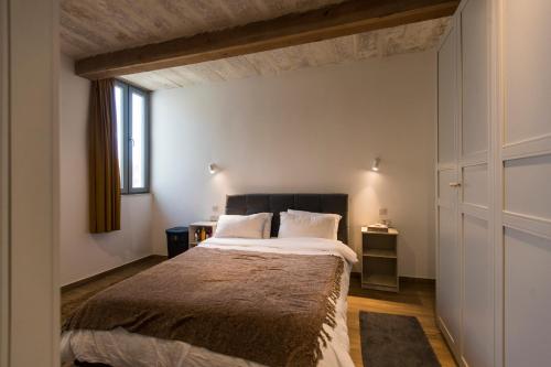 瓦莱塔Valletta Collection - 101 Republic的一间卧室设有一张大床和一个窗户。
