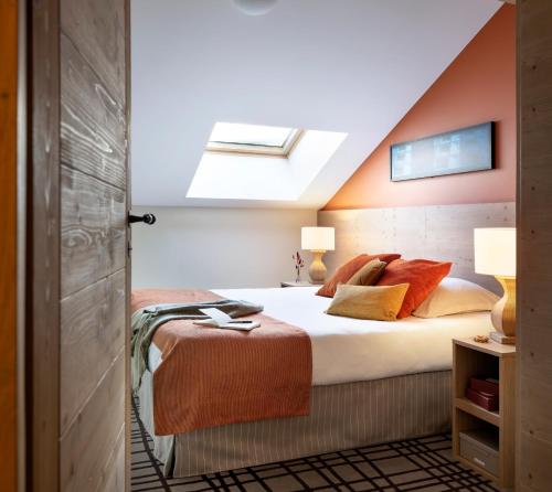 福勒恩莱斯特拉瑟斯赫利俄斯皮埃尔尊贵假日公寓式酒店的一间卧室配有一张床和天窗